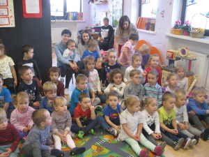 dzieci na spotkaniu z agamą brodatą