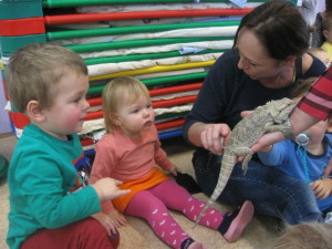 dzieci z agamą brodatą